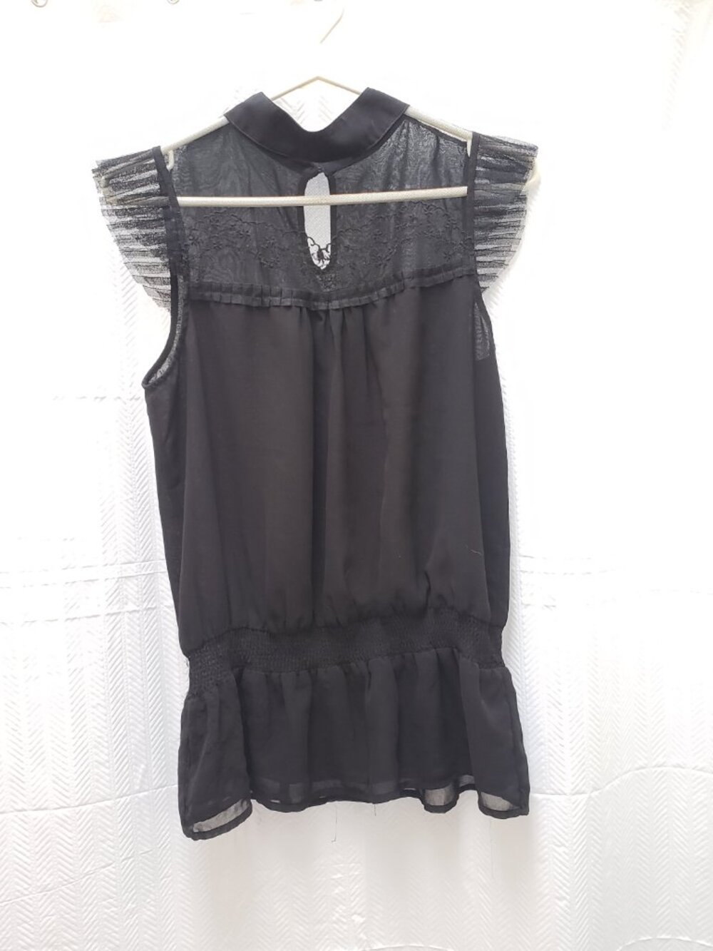 Forever 21 XXI Black Sleeveless Blouse Lace detail and ruffles Size M
